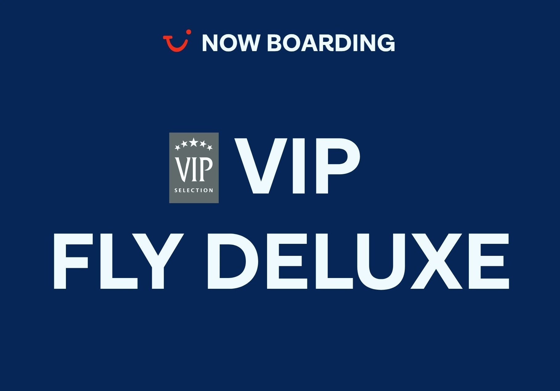 Donkerblauwe boarding card ‘Now Boarding — VIP Fly Deluxe’ met het VIP Selection-logo.