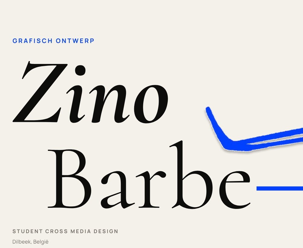 Detail: ‘Zino’ in cursieve Cormorant boven ‘Barbe’ in rechte Cormorant, met een blauw streepje erachter en de punt van de vleugel die ernaar wijst.